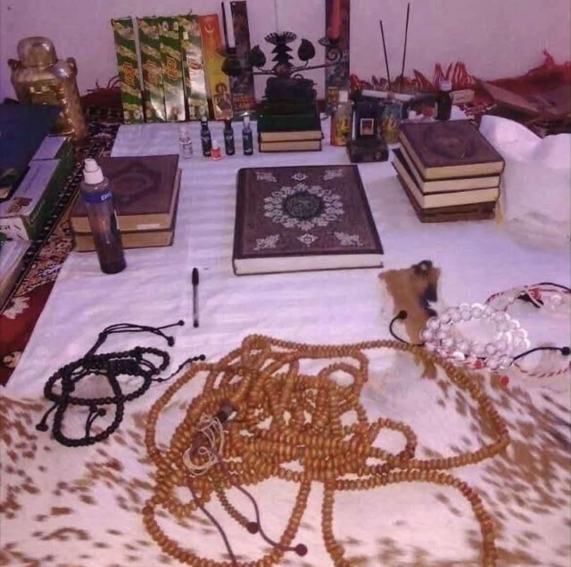 Mesa de consulta com livros e contas tradicionais