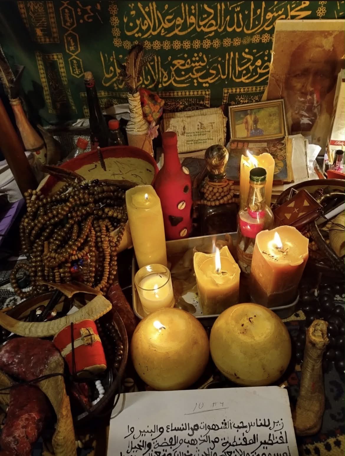 Espaço espiritual preparado com velas e contas